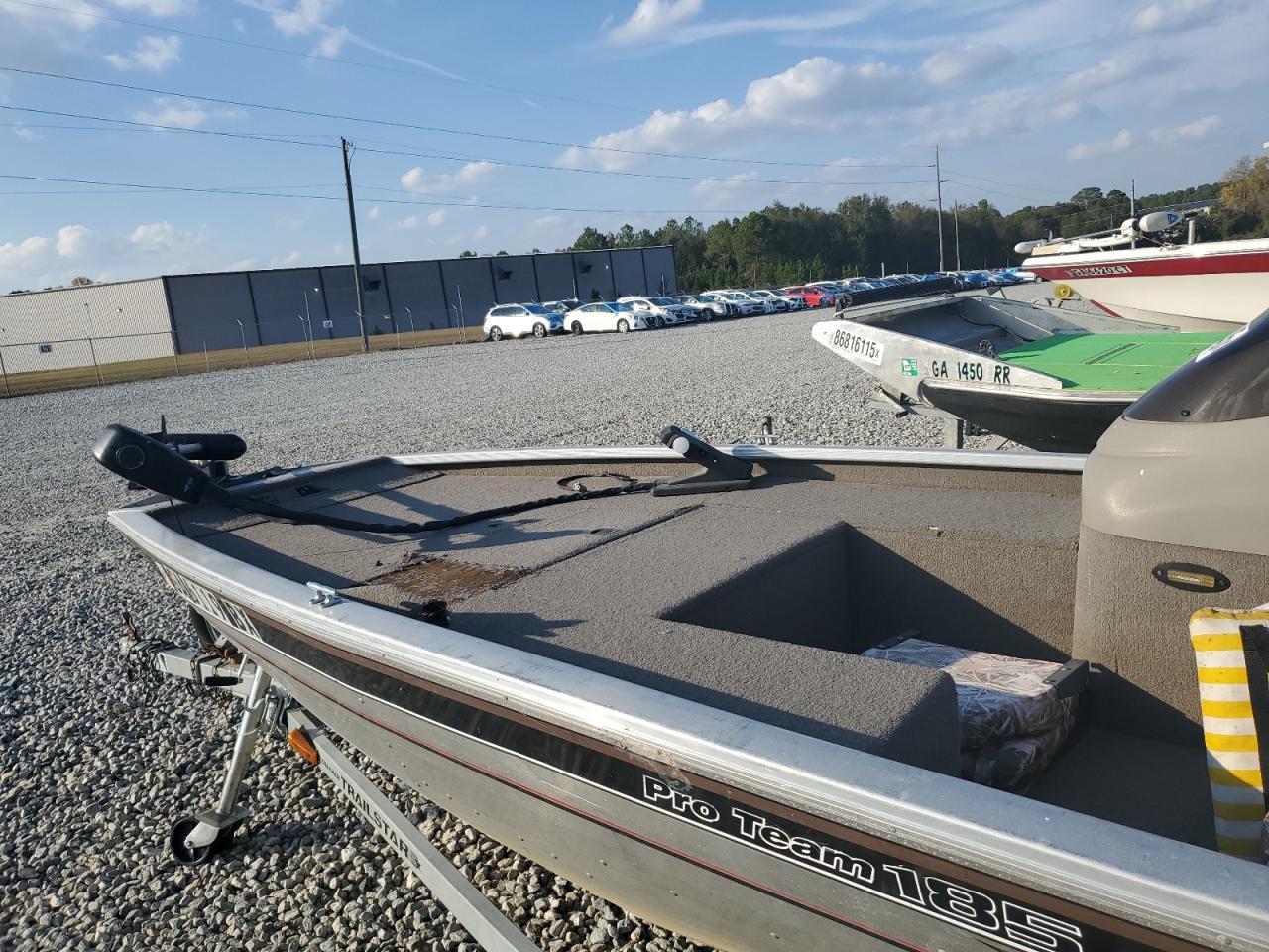 2000 Tracker Boat