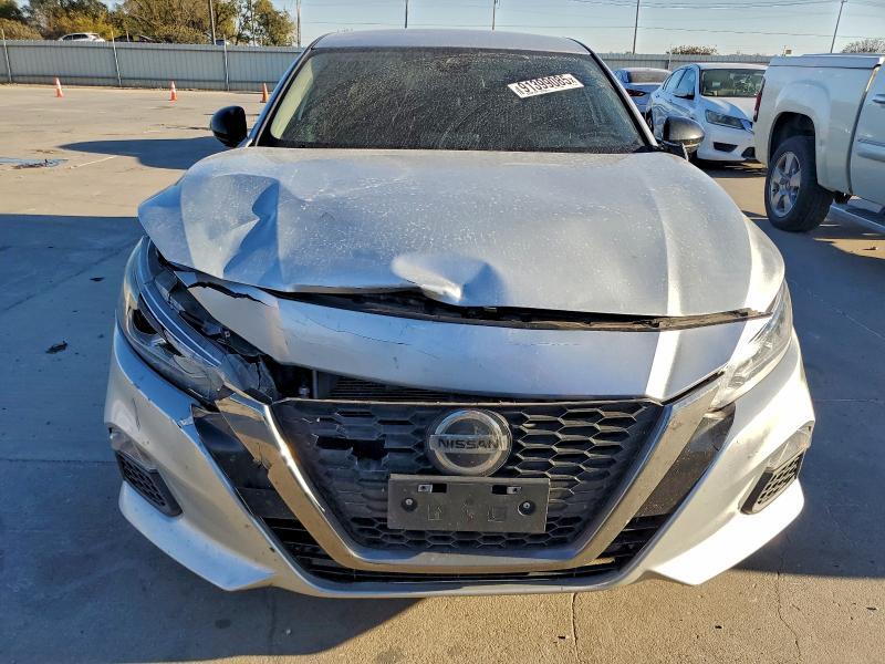 2020 Niss Altima sr