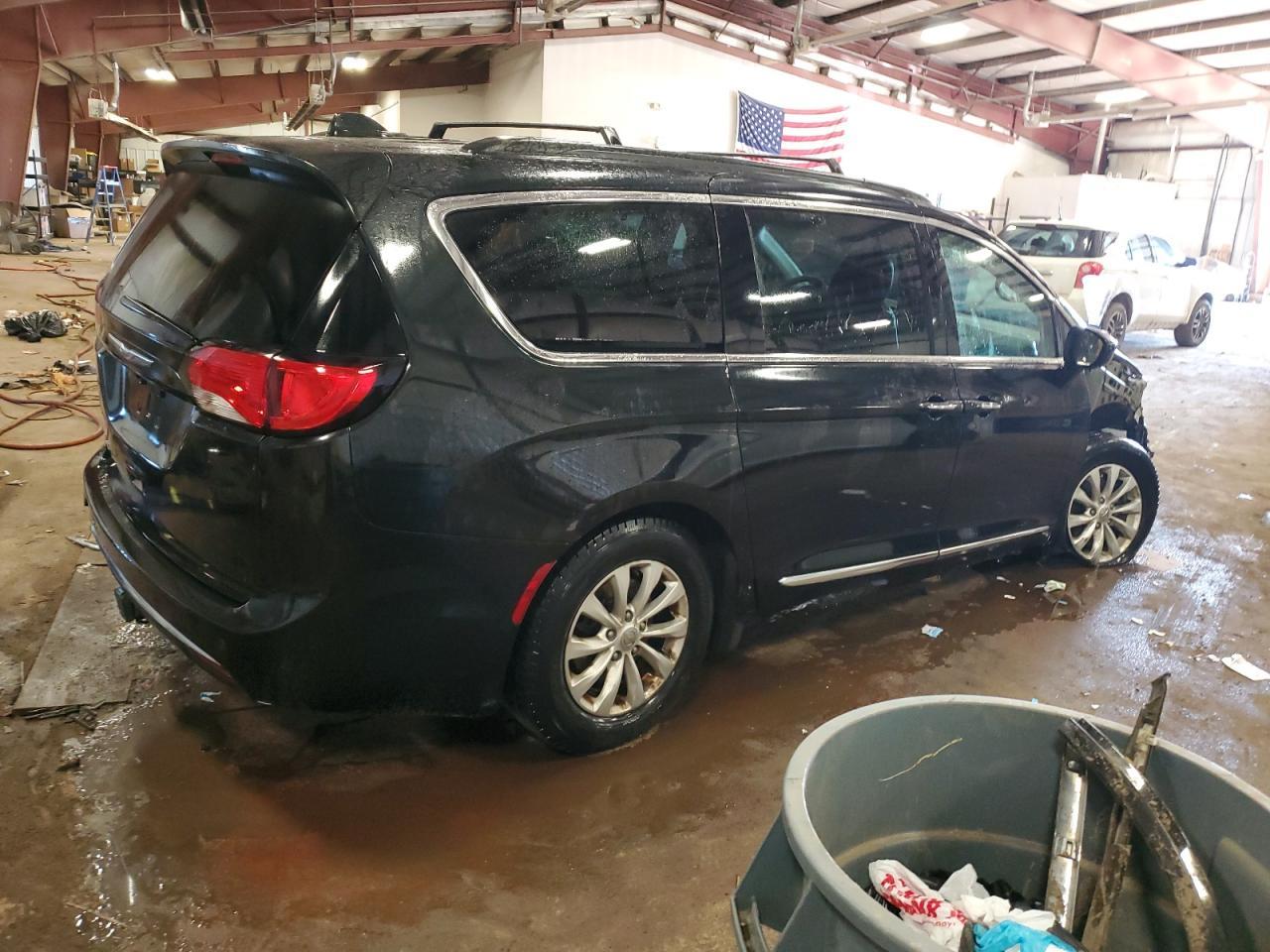 2017 Chrysler Pacifica Touring l
