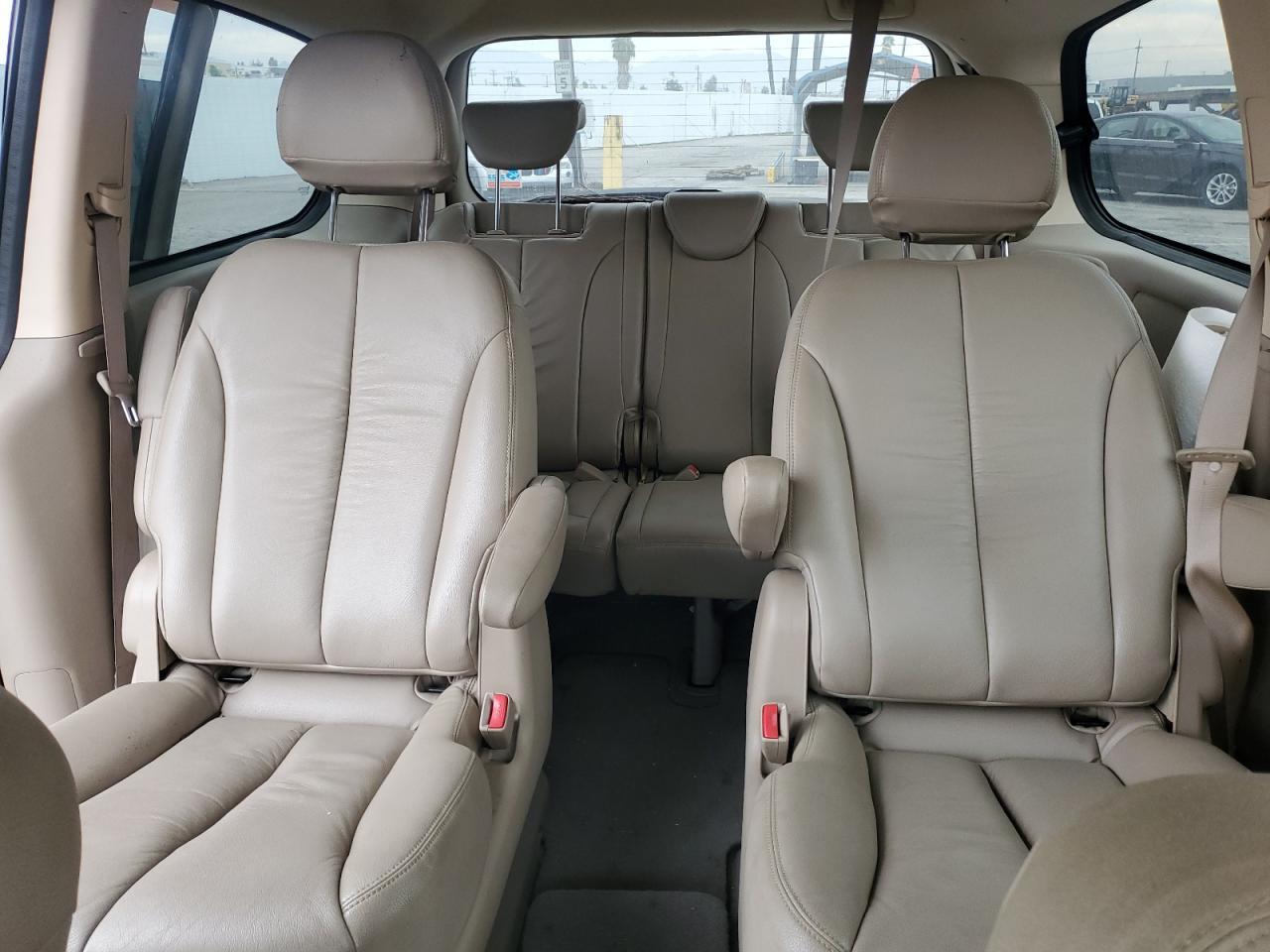 2014 KIA Sedona lx