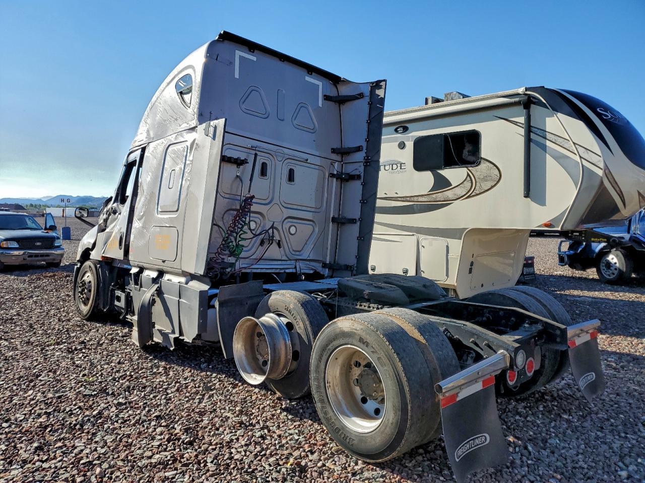 2022 Freigliner Cascadia 126