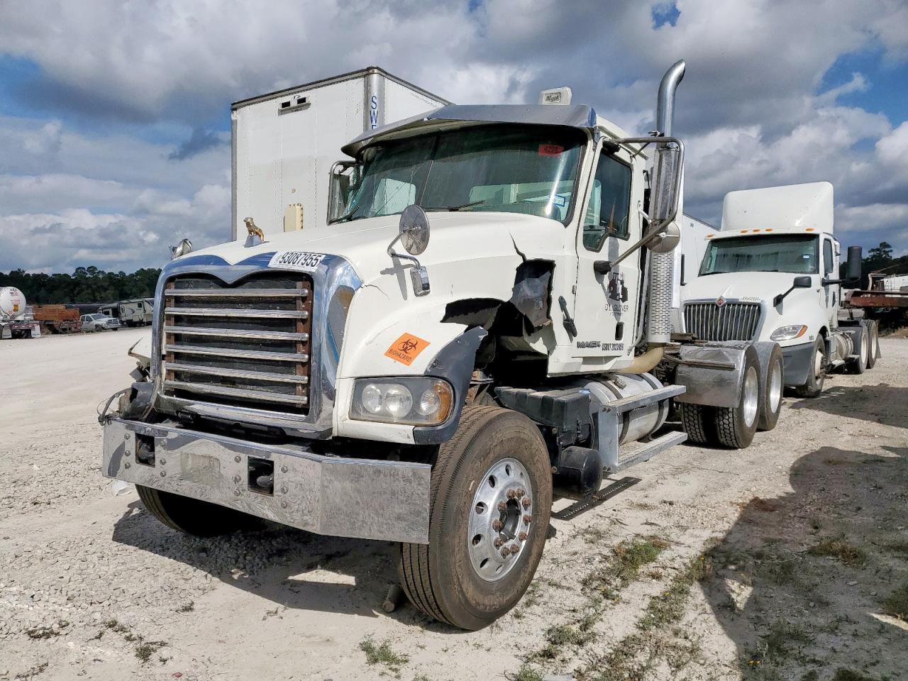 2015 Mack GU713 Semi Truck