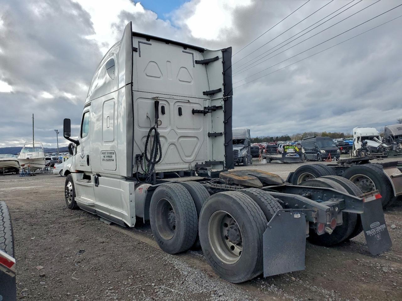 2020 Freigliner 2020 Freightliner Cascadia 126 Semi Truck