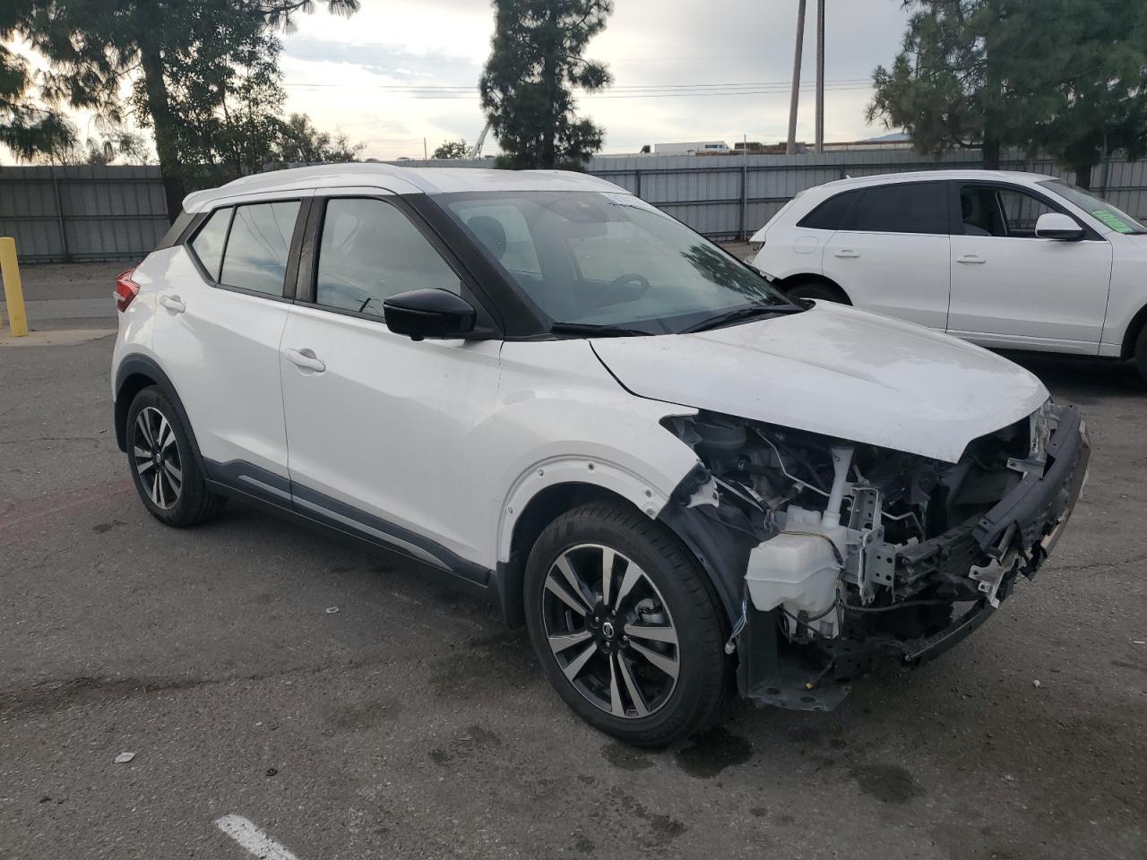 2020 Nissan Kicks sr