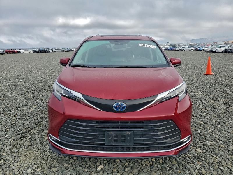 2022 Toyota Sienna xle