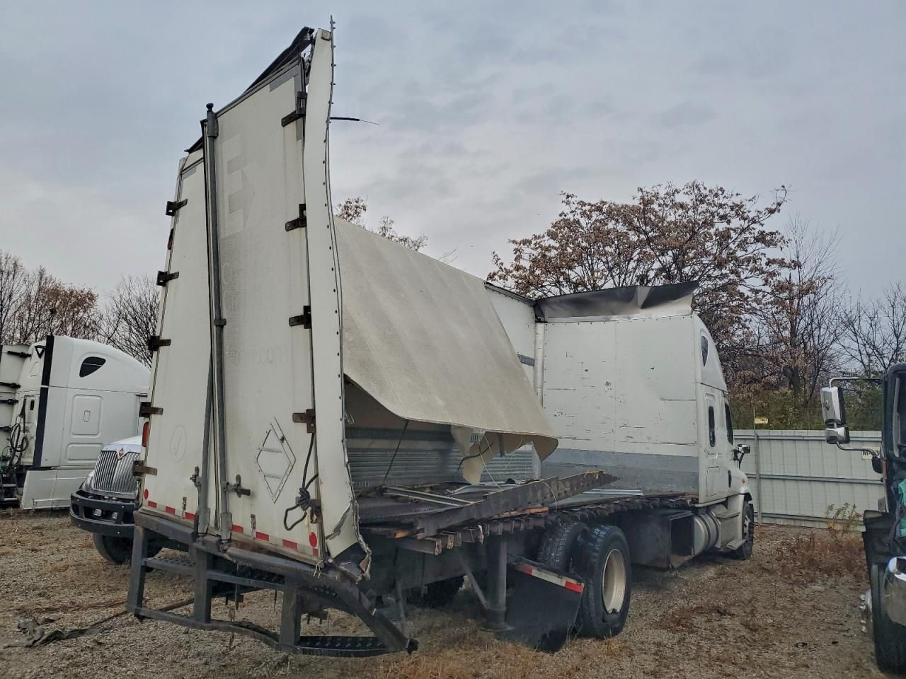 2016 Freightliner Cascadia BOX Truck