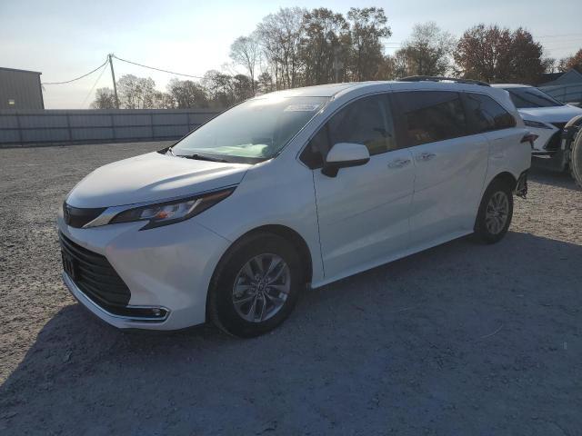 2022 Toyota Sienna xle 8-passenger