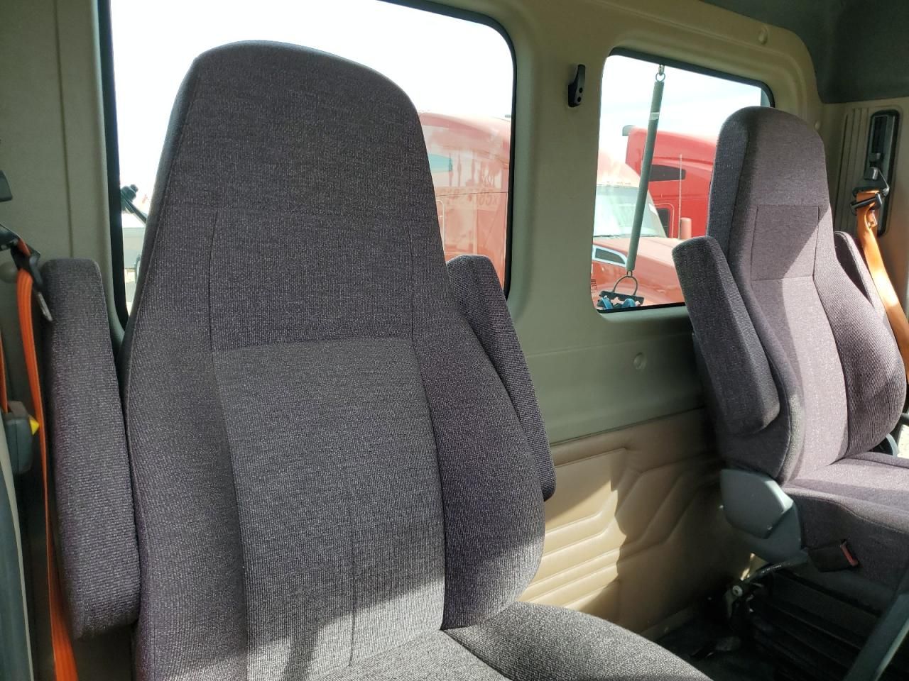 2014 Freightliner Cascadia Semi Truck