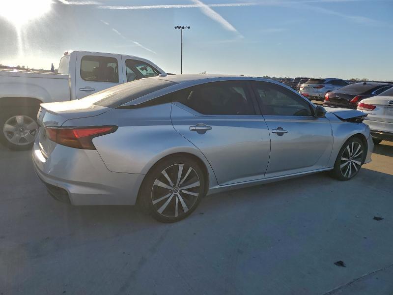 2020 Niss Altima sr