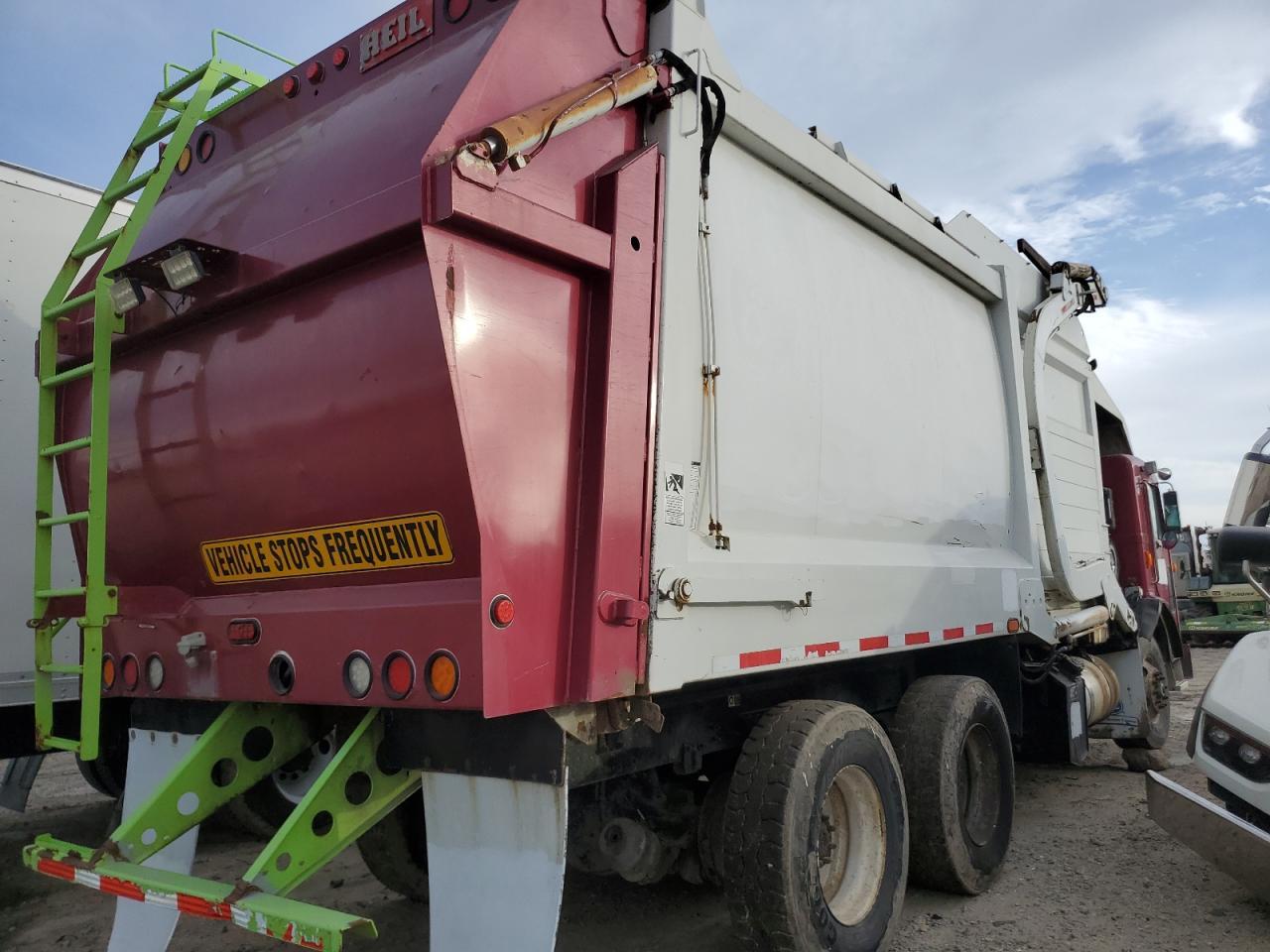 2010 Peterbilt Tractor 2010 Peterbilt 320 Refuse Truck