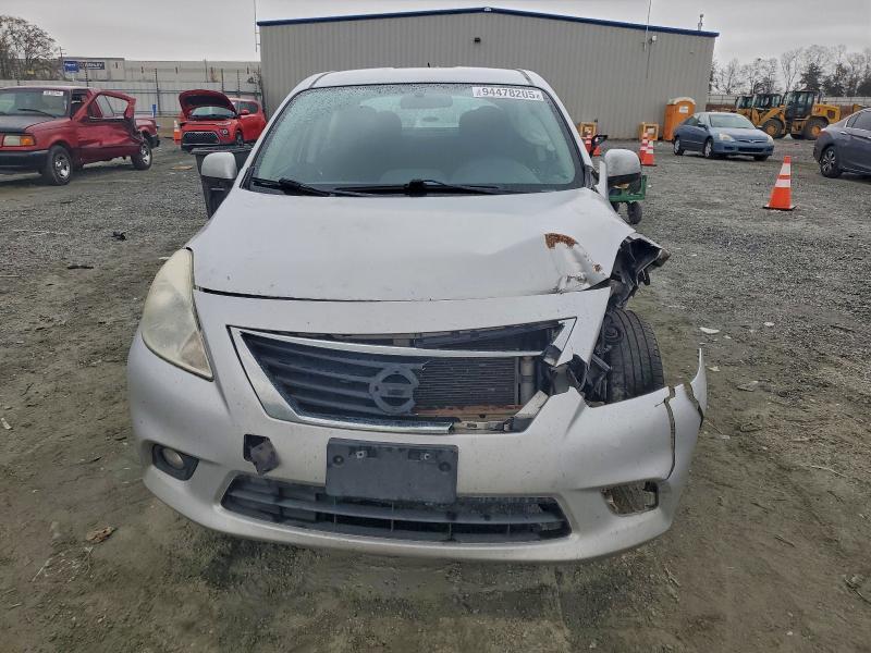 2013 Nissan Versa 1.6 s