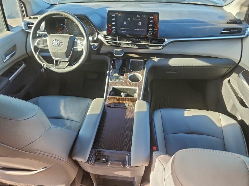 2021 Toyota Sienna xle