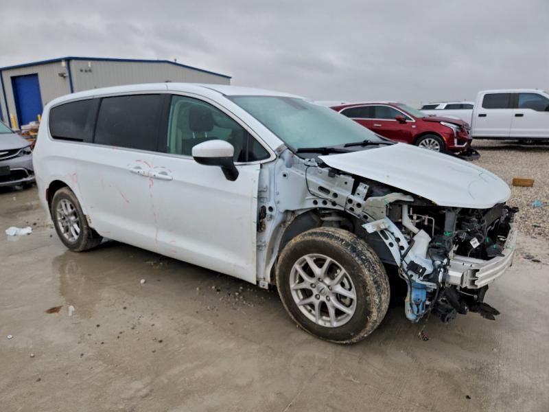 2023 Chrysler Voyager lx