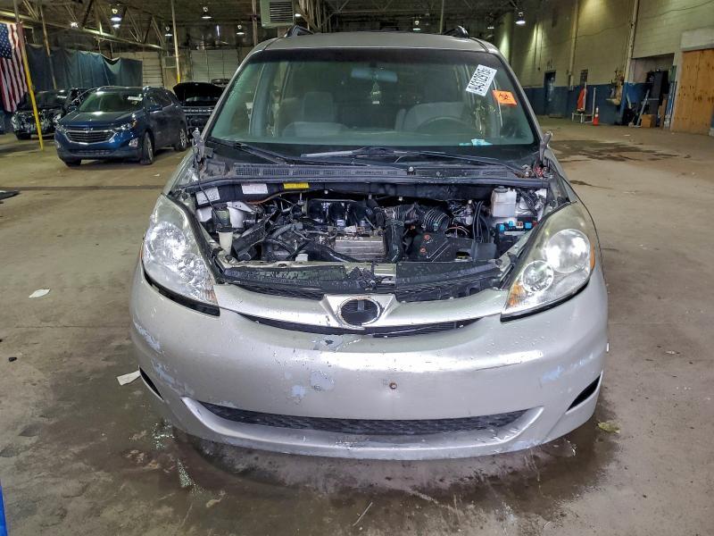 2010 Toyota Sienna le 8-passenger