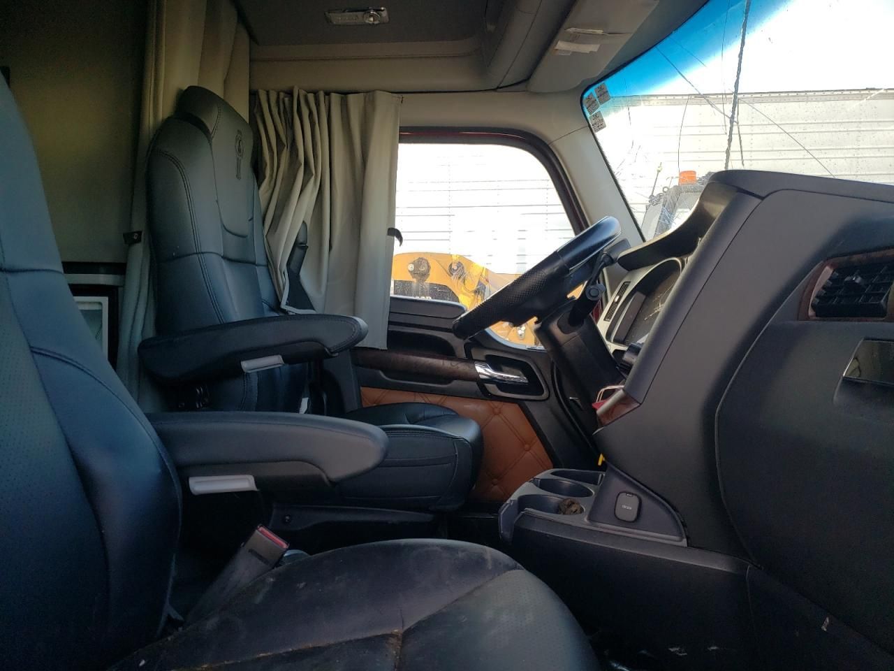 2023 Kenworth T680 Semi Truck