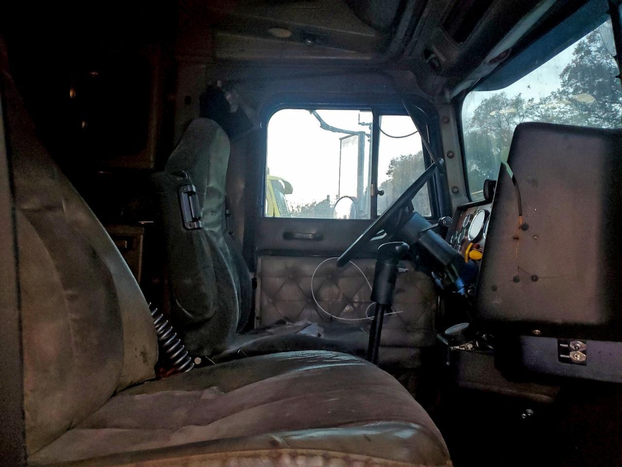 2000 International 9200 Semi Truck