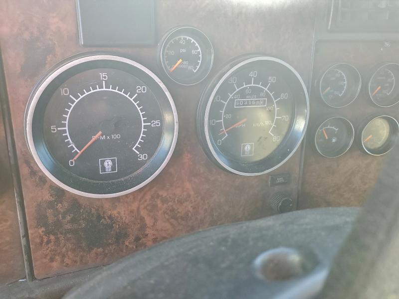 2005 Kenworth T600 Semi Truck