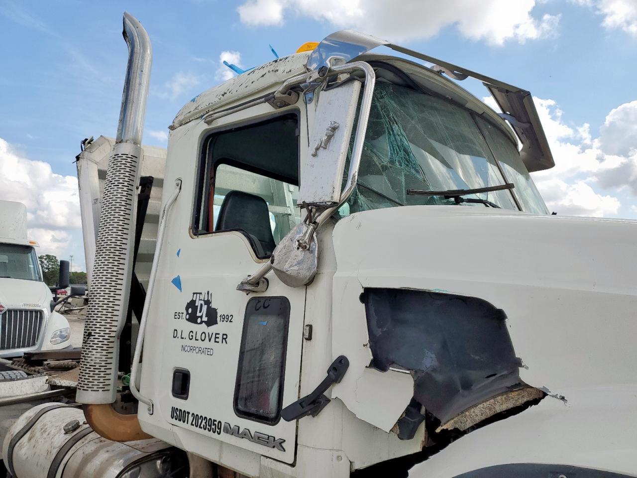 2015 Mack GU713 Semi Truck