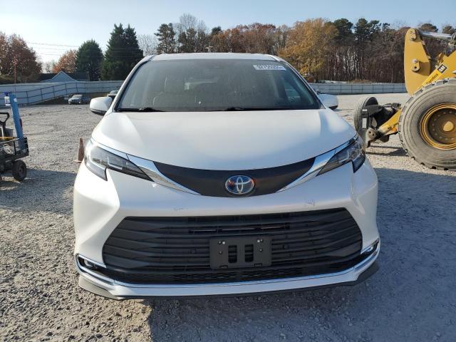 2022 Toyota Sienna xle 8-passenger