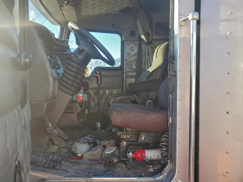 2005 Kenworth T600 Semi Truck