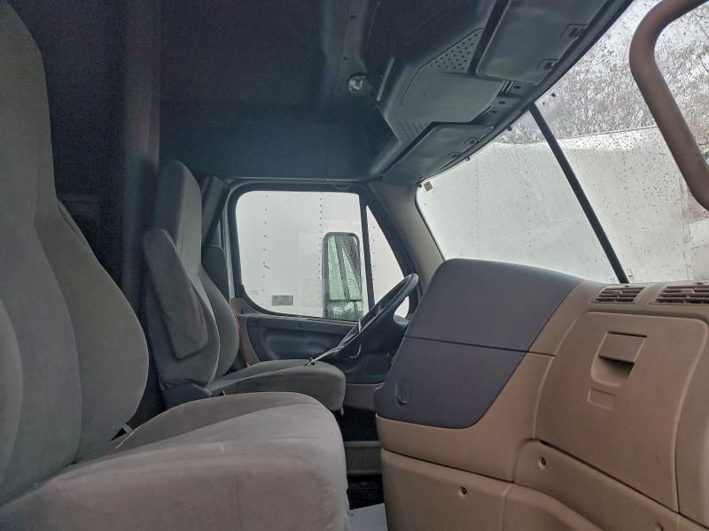 2016 Freightliner Cascadia box Truck