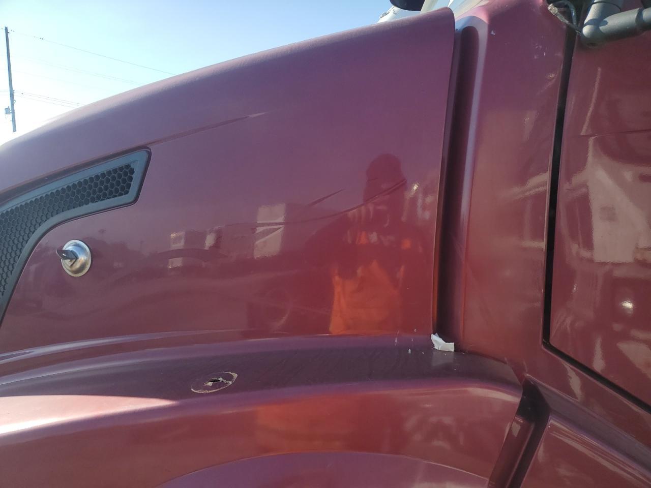 2005 Volvo VNL Semi Truck