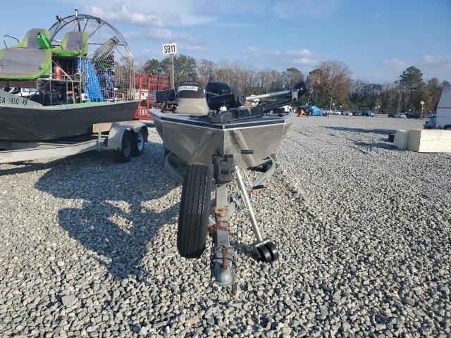 2000 Tracker Boat