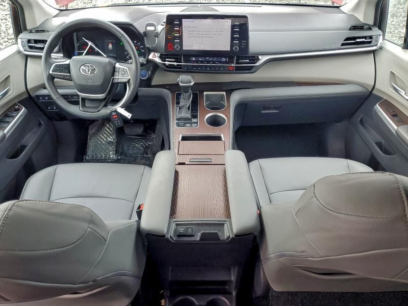 2022 Toyota Sienna xle