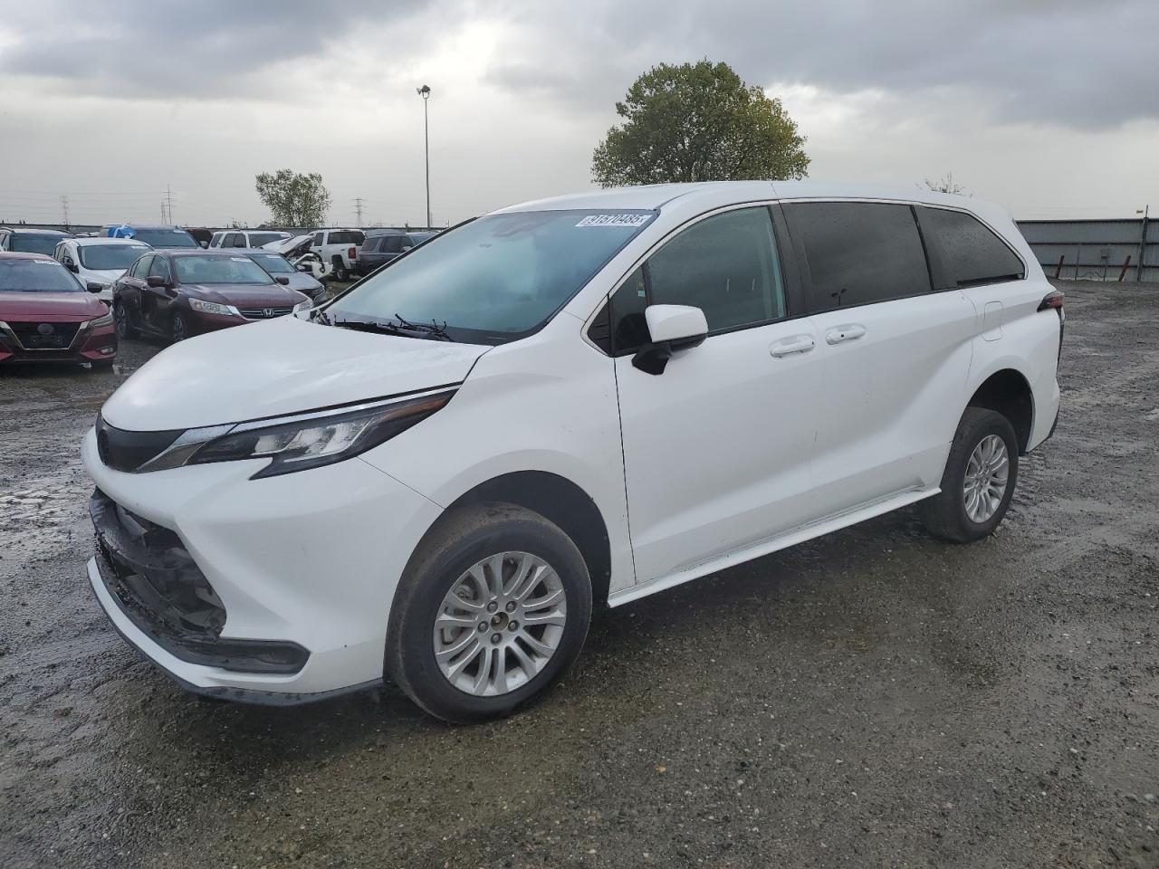2022 Toyota Sienna LE