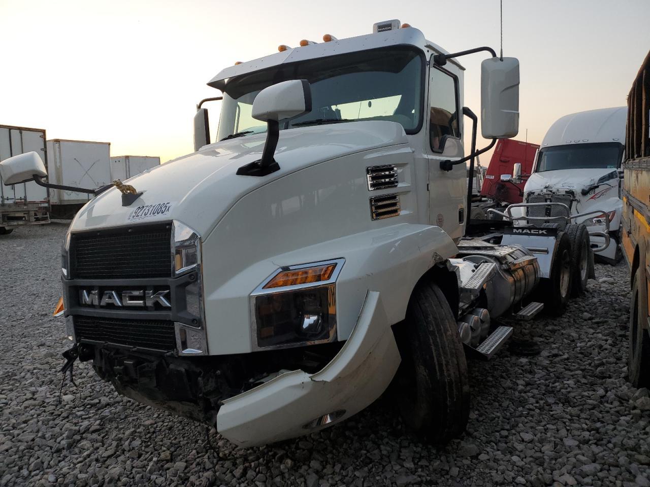 2022 Mack Anthem Semi Truck