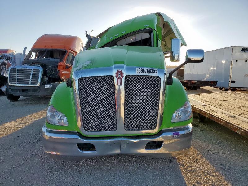 2022 Kenworth T680 Semi Truck