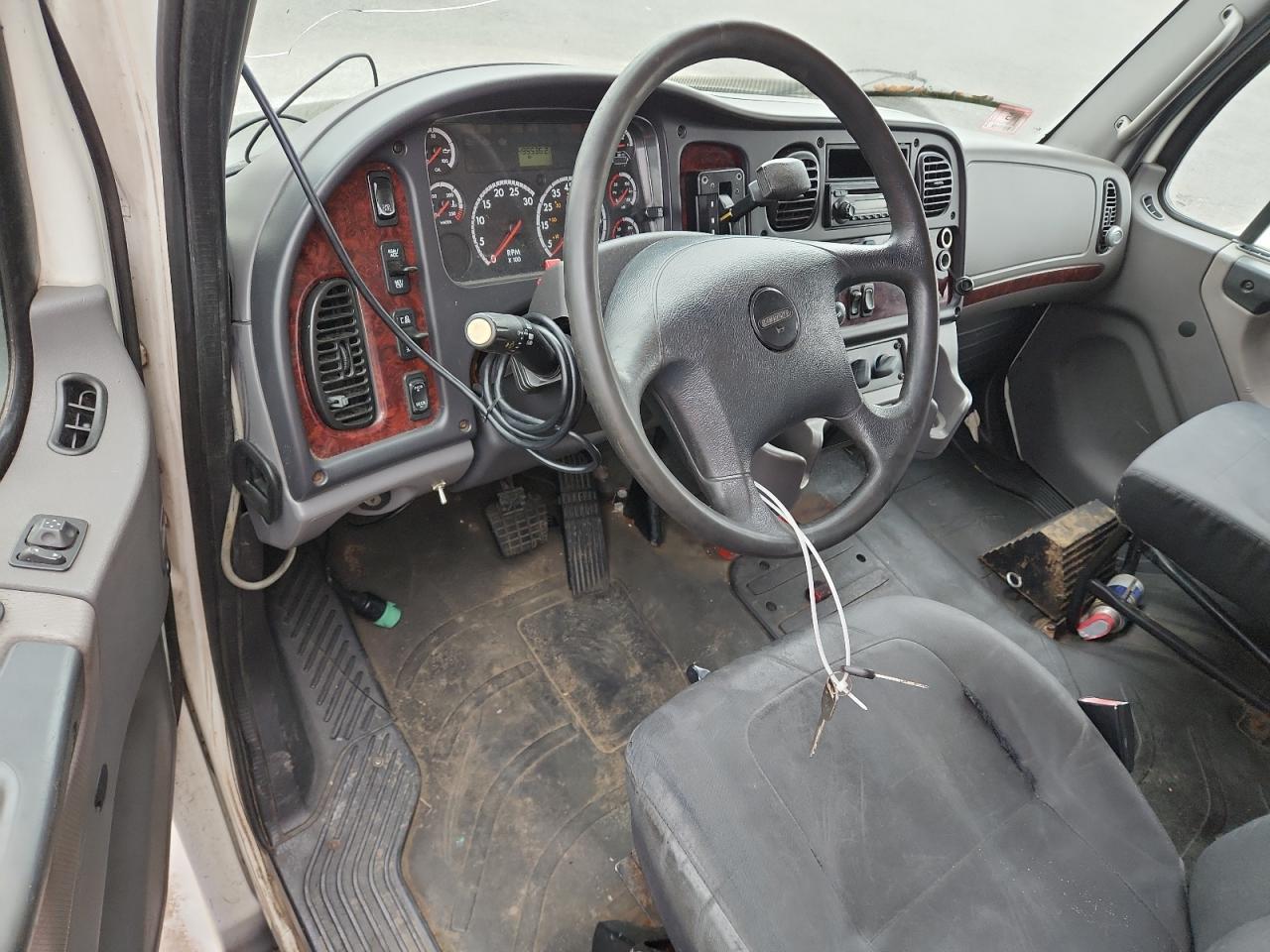 2013 Freightliner Business Class M2 BOX Truck