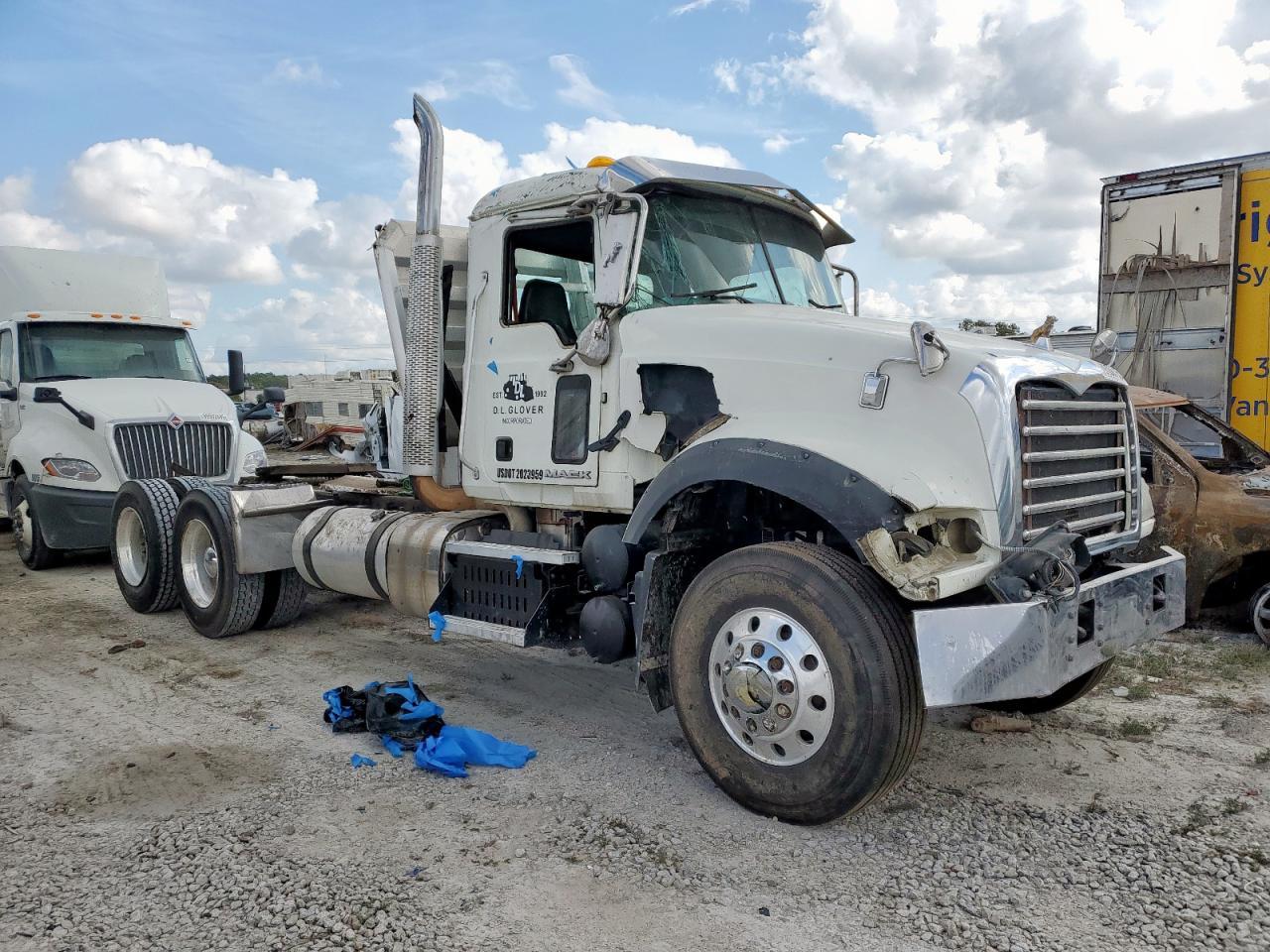 2015 Mack GU713 Semi Truck