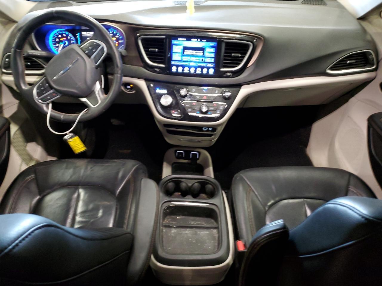 2017 Chrysler Pacifica Touring l
