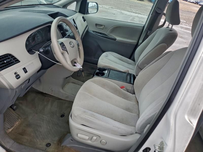 2013 Toyota Sienna le