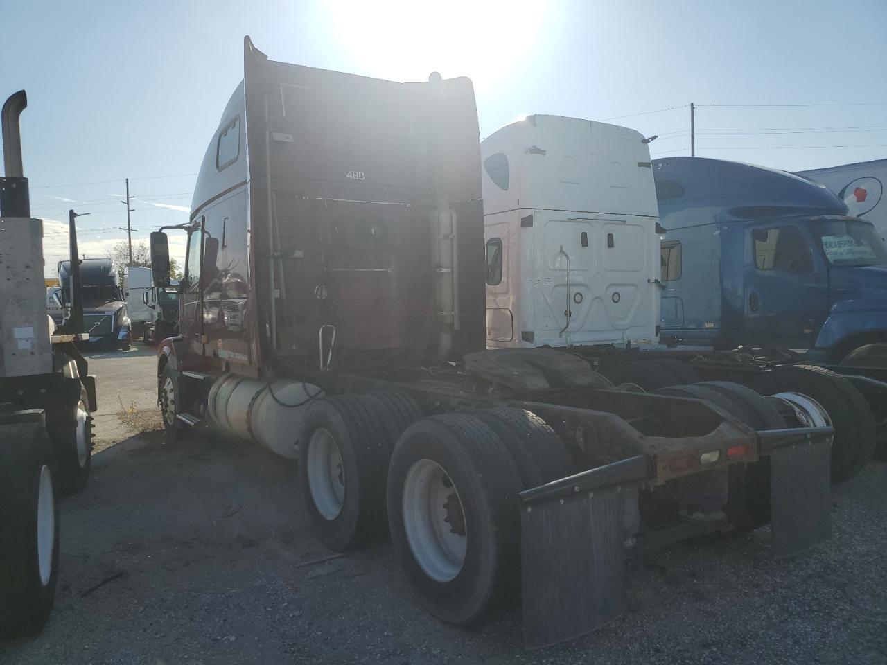 2005 Volvo VNL Semi Truck
