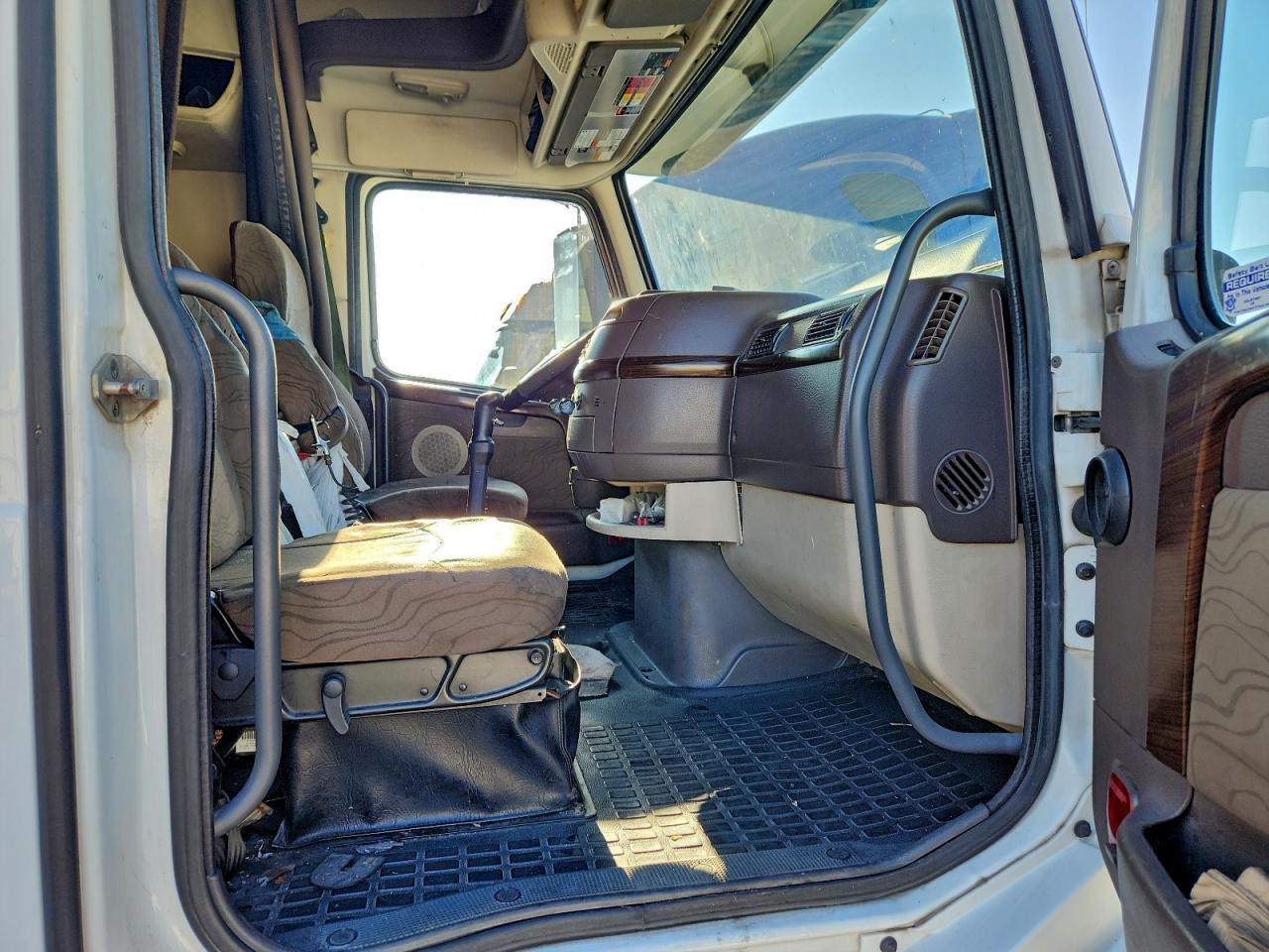 2013 Volvo VNL Semi Truck