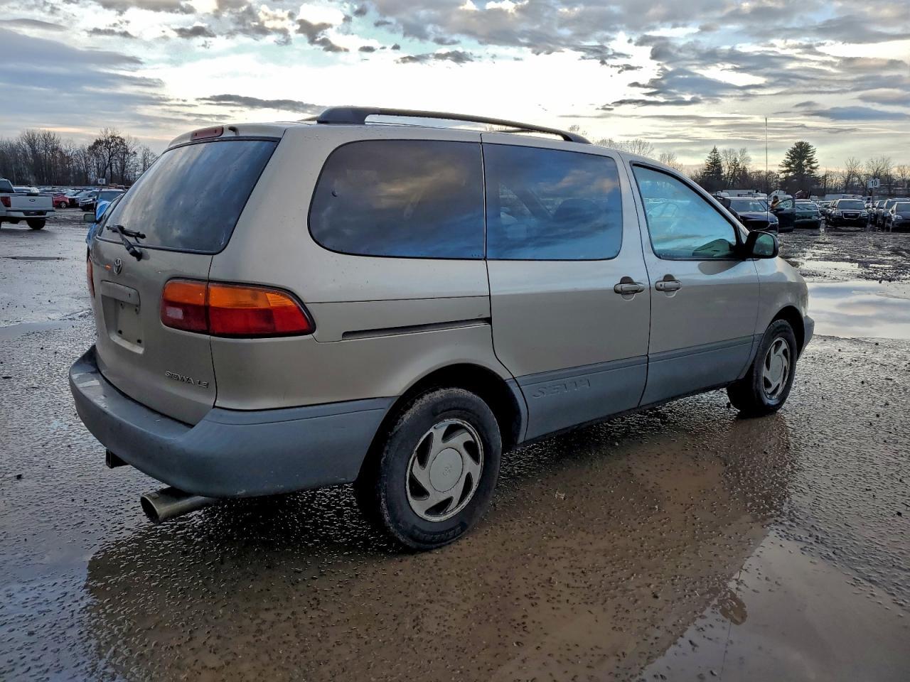 2000 Toyota Sienna le