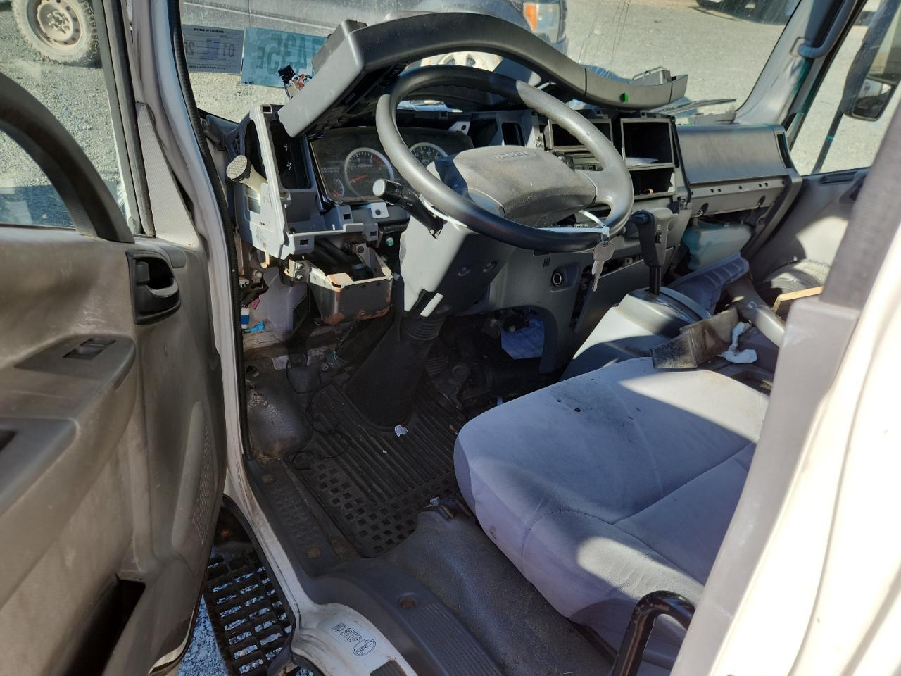 2017 Isuzu NRR BOX Truck