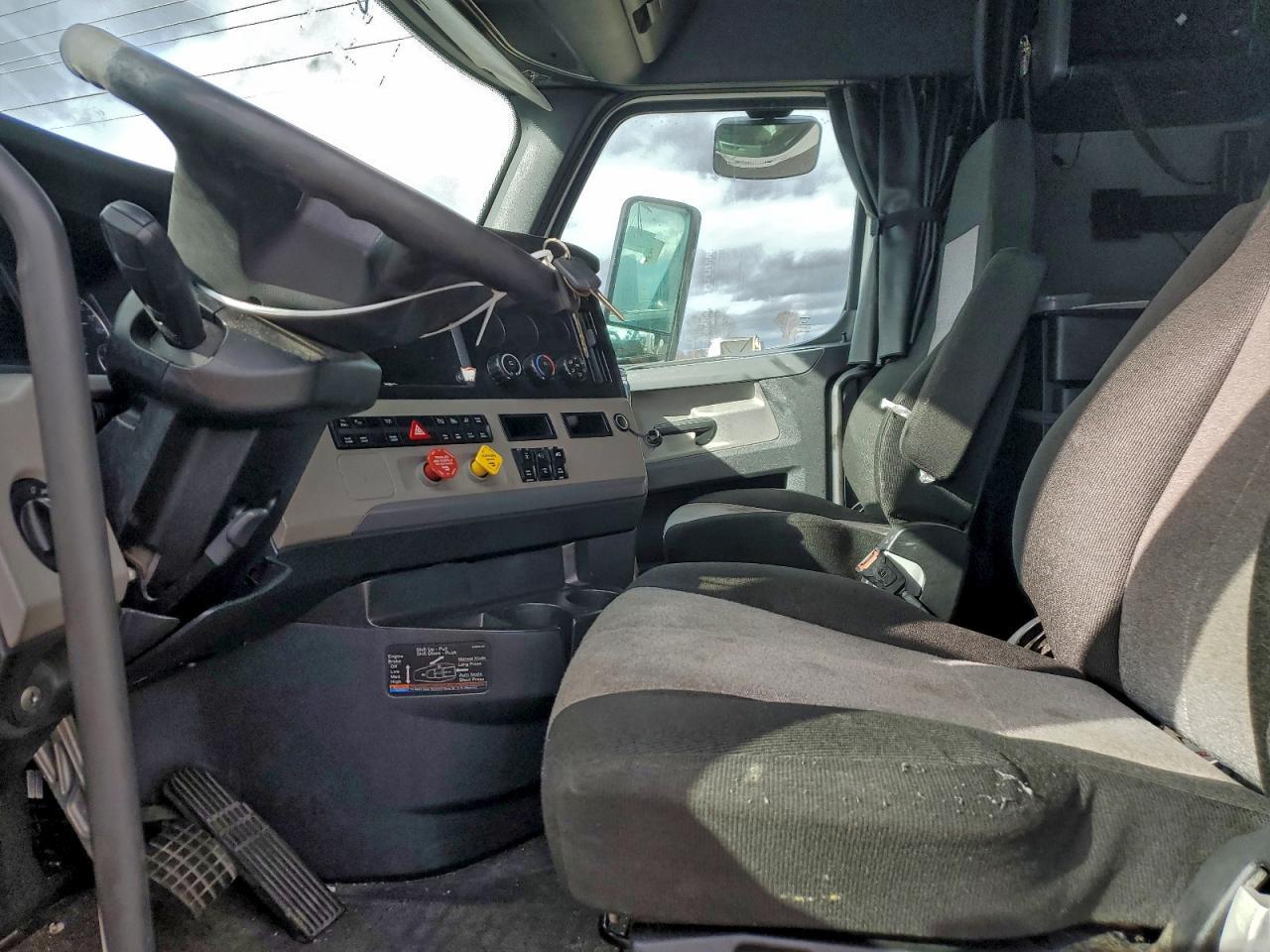 2020 Freigliner 2020 Freightliner Cascadia 126 Semi Truck