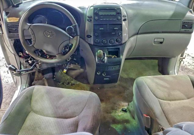 2010 Toyota Sienna le 8-passenger