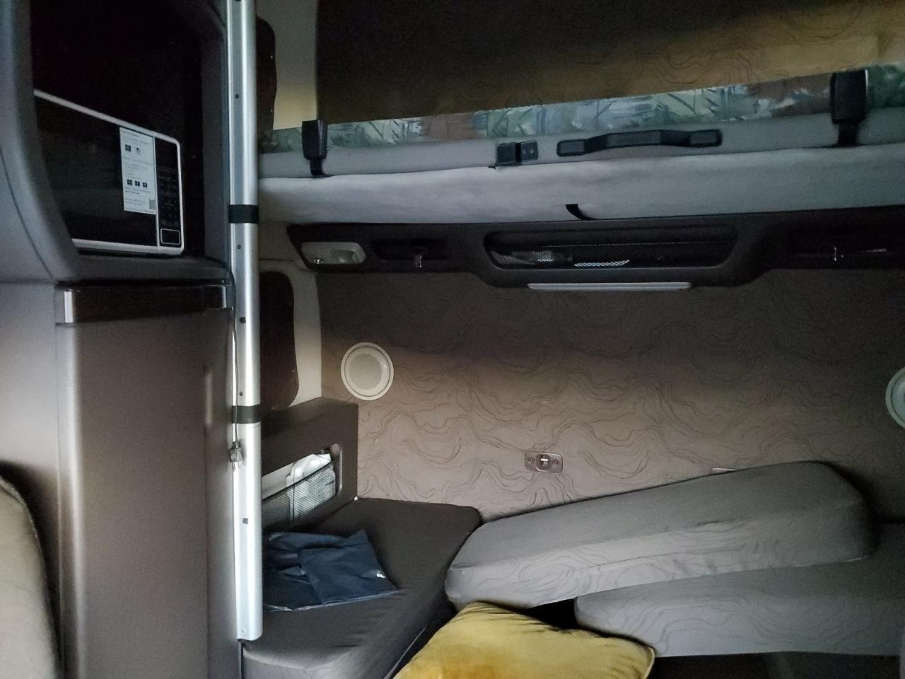 2014 Volvo VNL Semi Truck