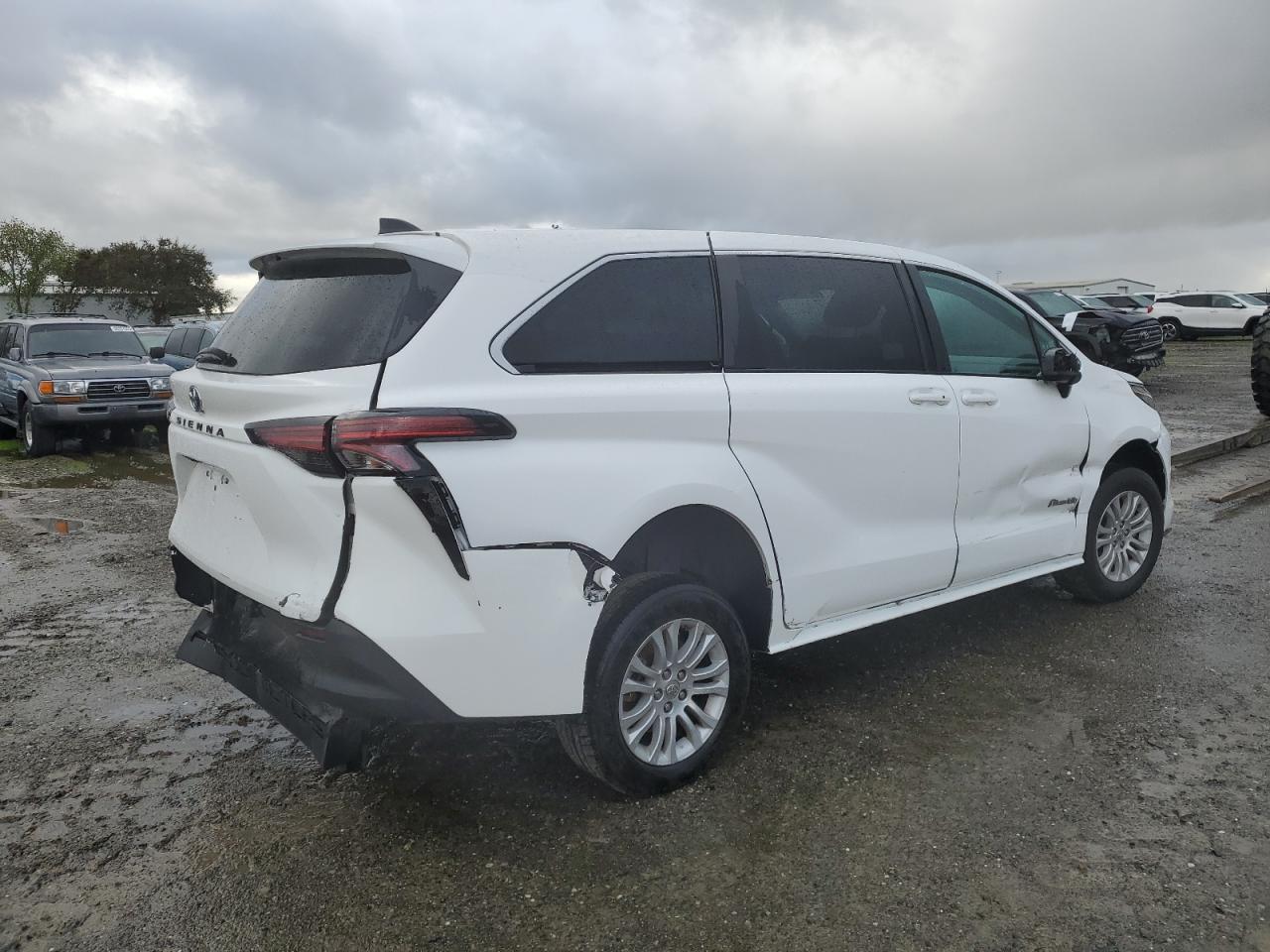 2022 Toyota Sienna LE