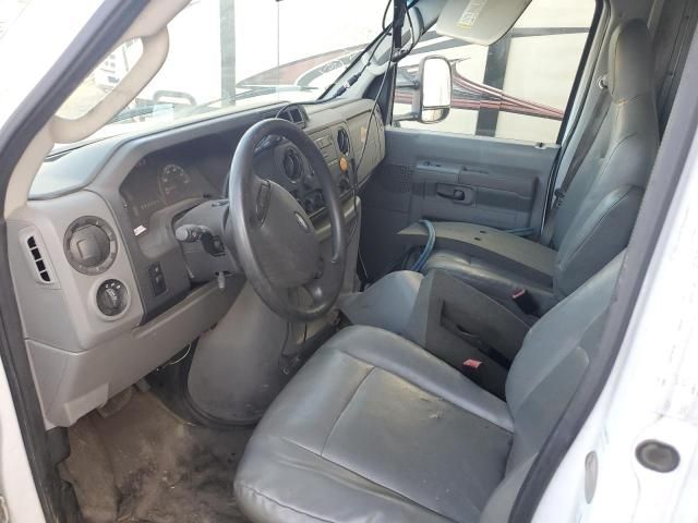 2013 Ford Econoline E450 Super Duty Cutaway Van