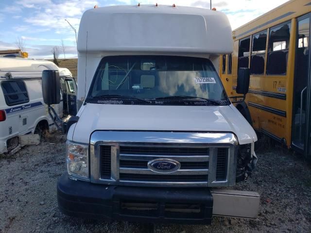 2017 Ford Econoline E450 Super Duty Cutaway Van