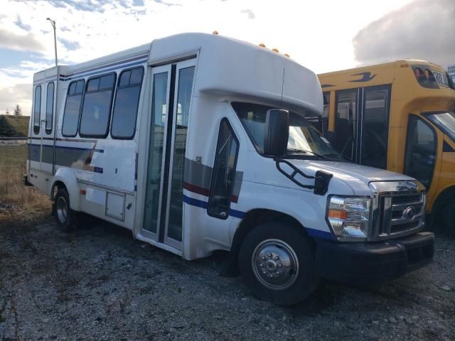 2017 Ford Econoline E450 Super Duty Cutaway Van