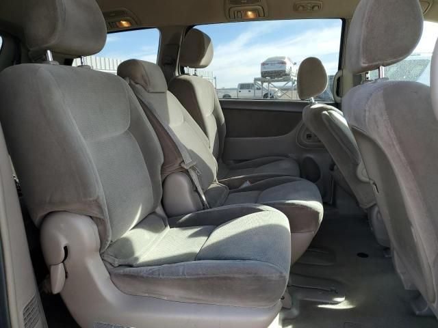 2004 Toyota Sienna CE