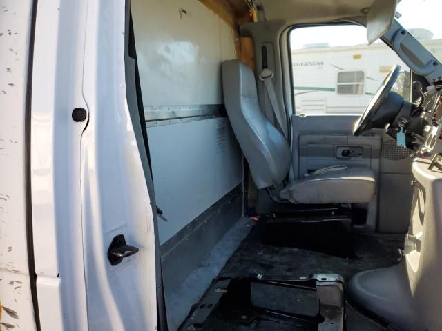 2013 Ford Econoline E350 Super Duty Cutaway Van