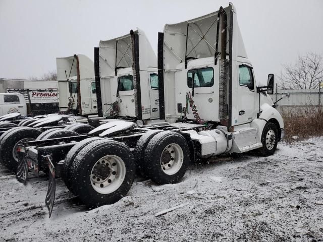 2017 Kenworth Construction T680