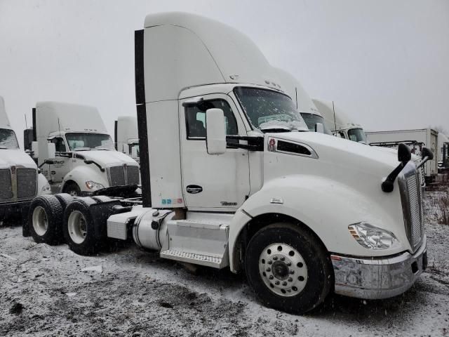 2017 Kenworth Construction T680